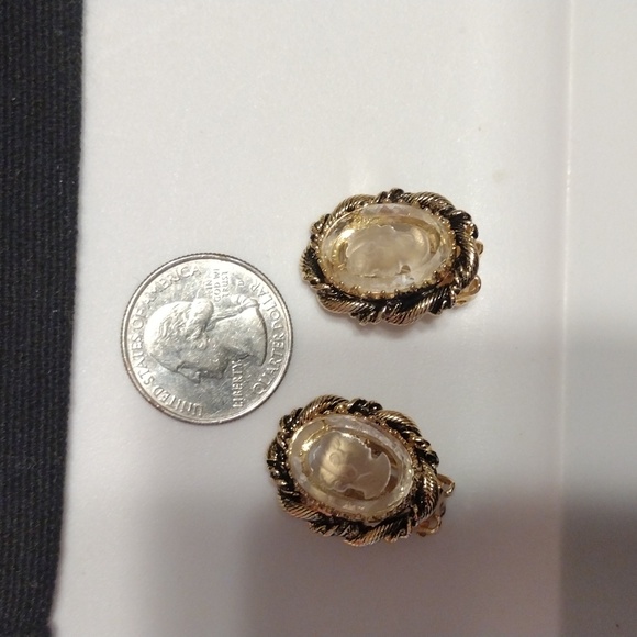 Vintage Gold Tone Intaglio Cameo Clip On Earrings - Picture 4 of 4